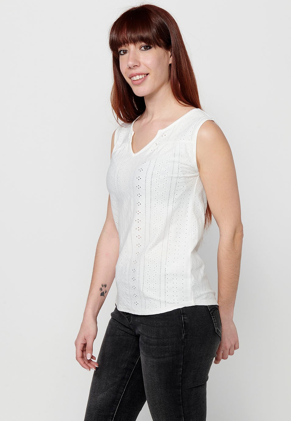 Camiseta sin mangas, cuello redondo con abertura color blanco para mujer 2