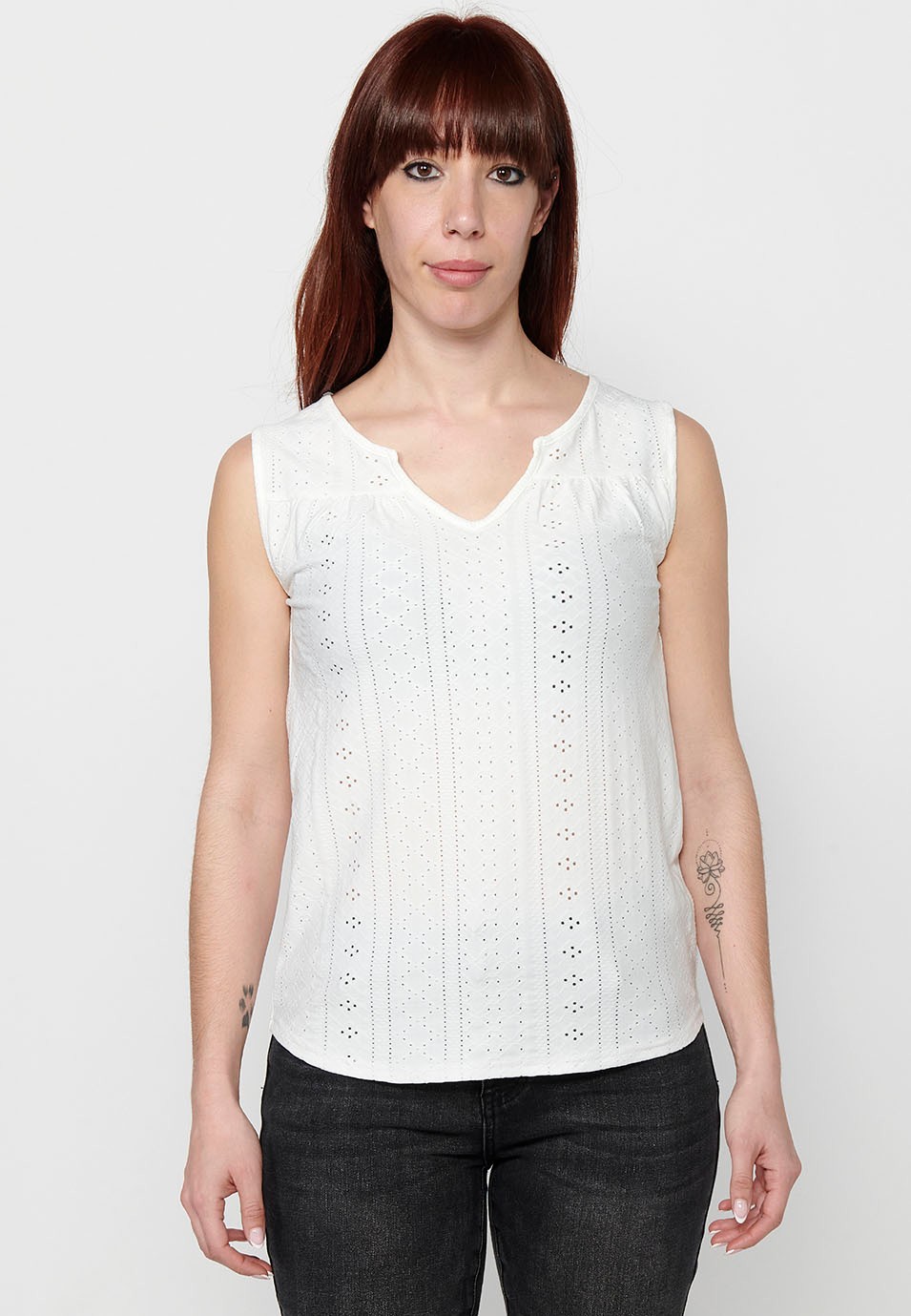 Camiseta sin mangas, cuello redondo con abertura color blanco para mujer 1