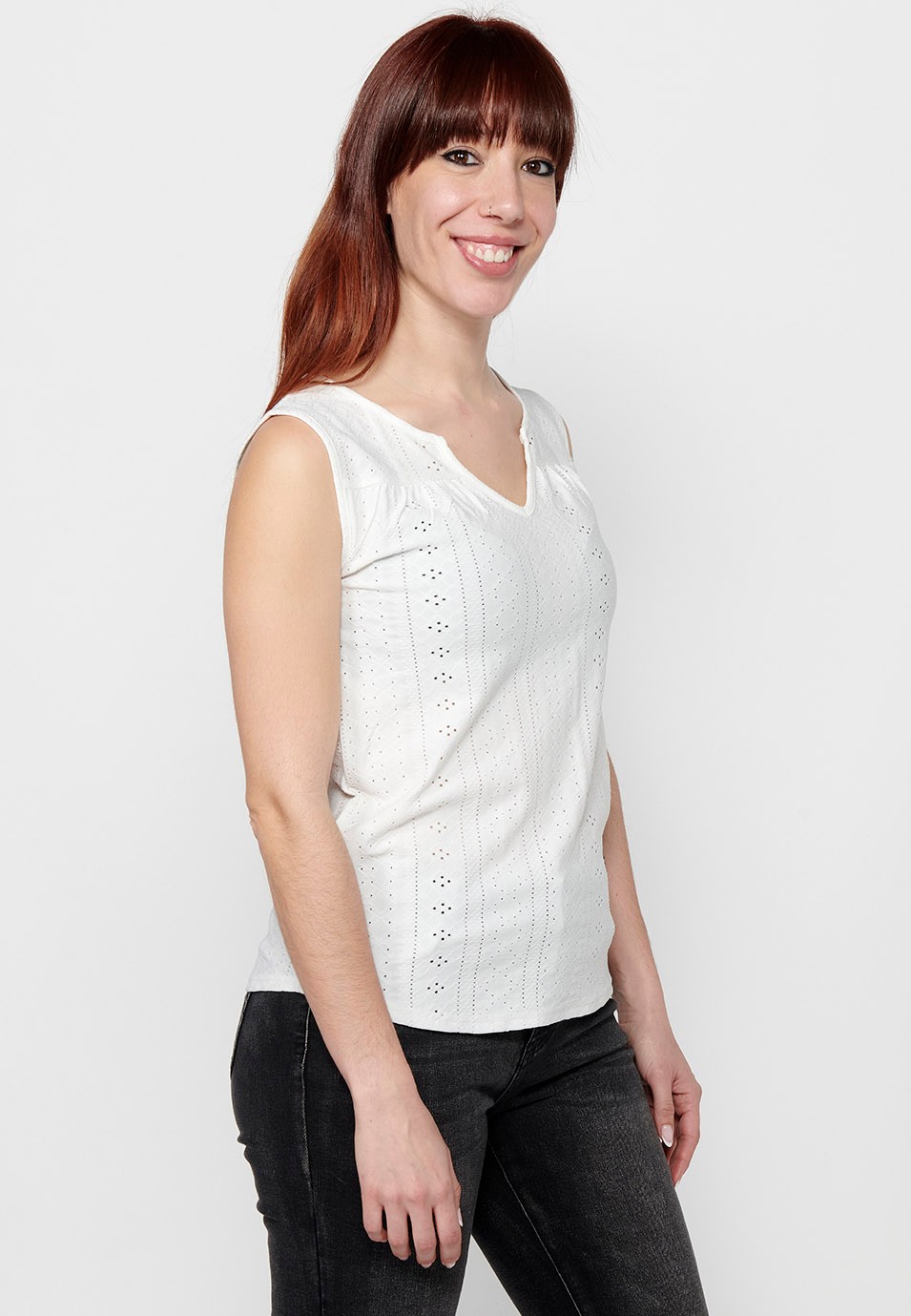 Camiseta sin mangas, cuello redondo con abertura color blanco para mujer 7
