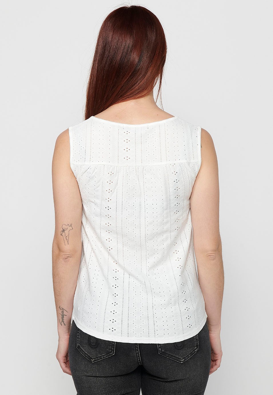 Camiseta sin mangas, cuello redondo con abertura color blanco para mujer 6