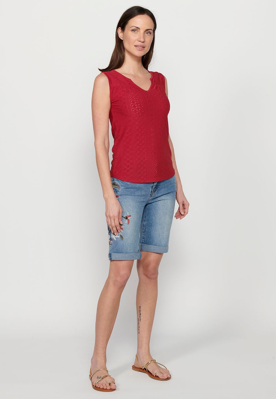 Sleeveless T-shirt, round neck with fuchsia opening for women