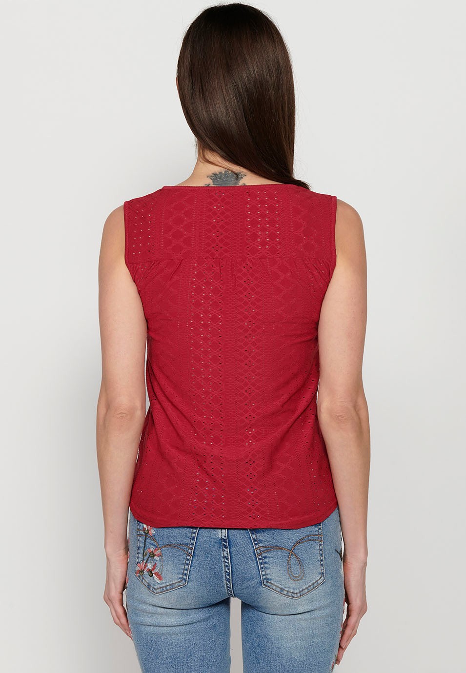 Camiseta sin mangas, cuello redondo con abertura color fucsia para mujer