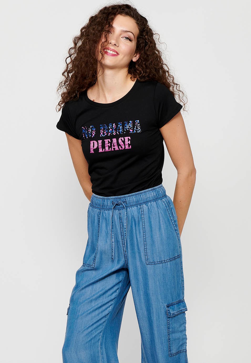 Damen-Kurzarm-T-Shirt aus Baumwolle mit Rundhalsausschnitt und schwarzem Farbaufdruck auf der Vorderseite