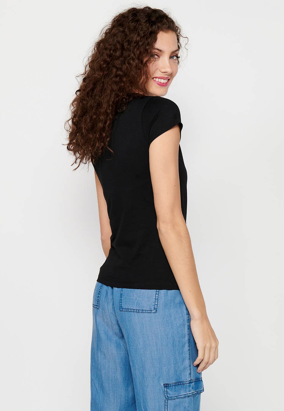 Damen-Kurzarm-T-Shirt aus Baumwolle mit Rundhalsausschnitt und schwarzem Farbaufdruck auf der Vorderseite 2