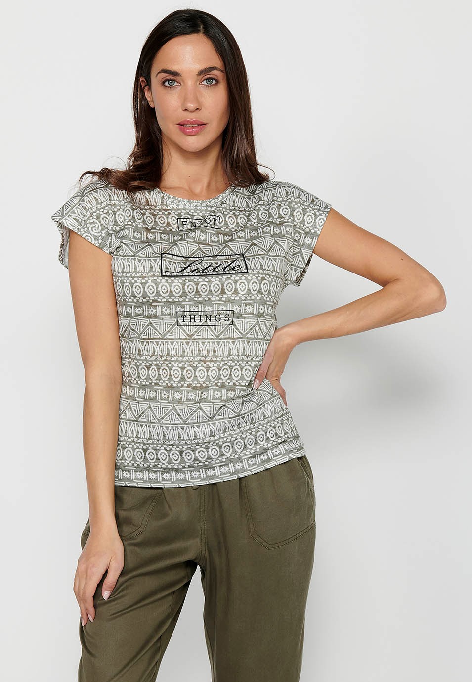 Damen-T-Shirt aus khakifarbenem, bedrucktem Stoff mit Rundhalsausschnitt und kurzen Ärmeln