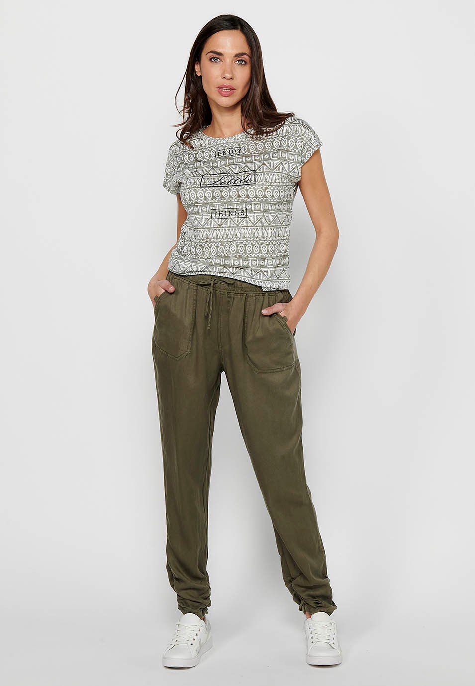 Damen-T-Shirt aus khakifarbenem, bedrucktem Stoff mit Rundhalsausschnitt und kurzen Ärmeln 1