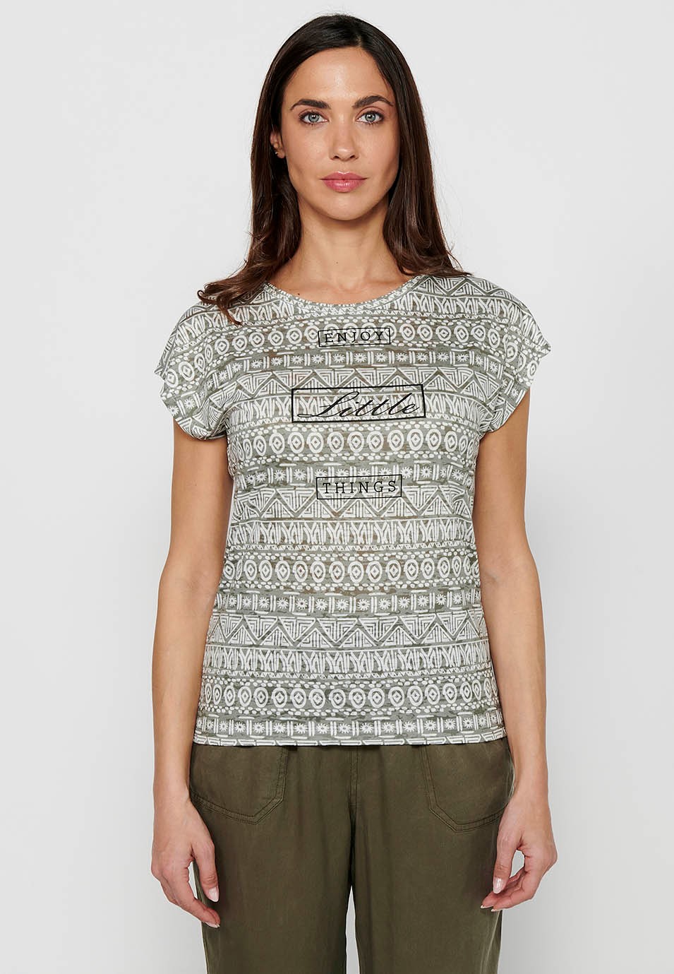 Damen-T-Shirt aus khakifarbenem, bedrucktem Stoff mit Rundhalsausschnitt und kurzen Ärmeln 2