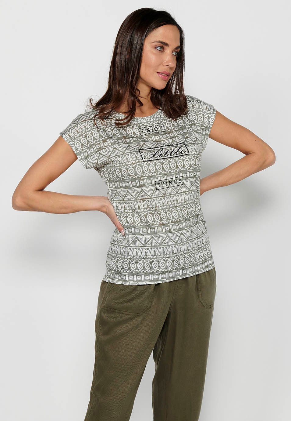 Damen-T-Shirt aus khakifarbenem, bedrucktem Stoff mit Rundhalsausschnitt und kurzen Ärmeln 3