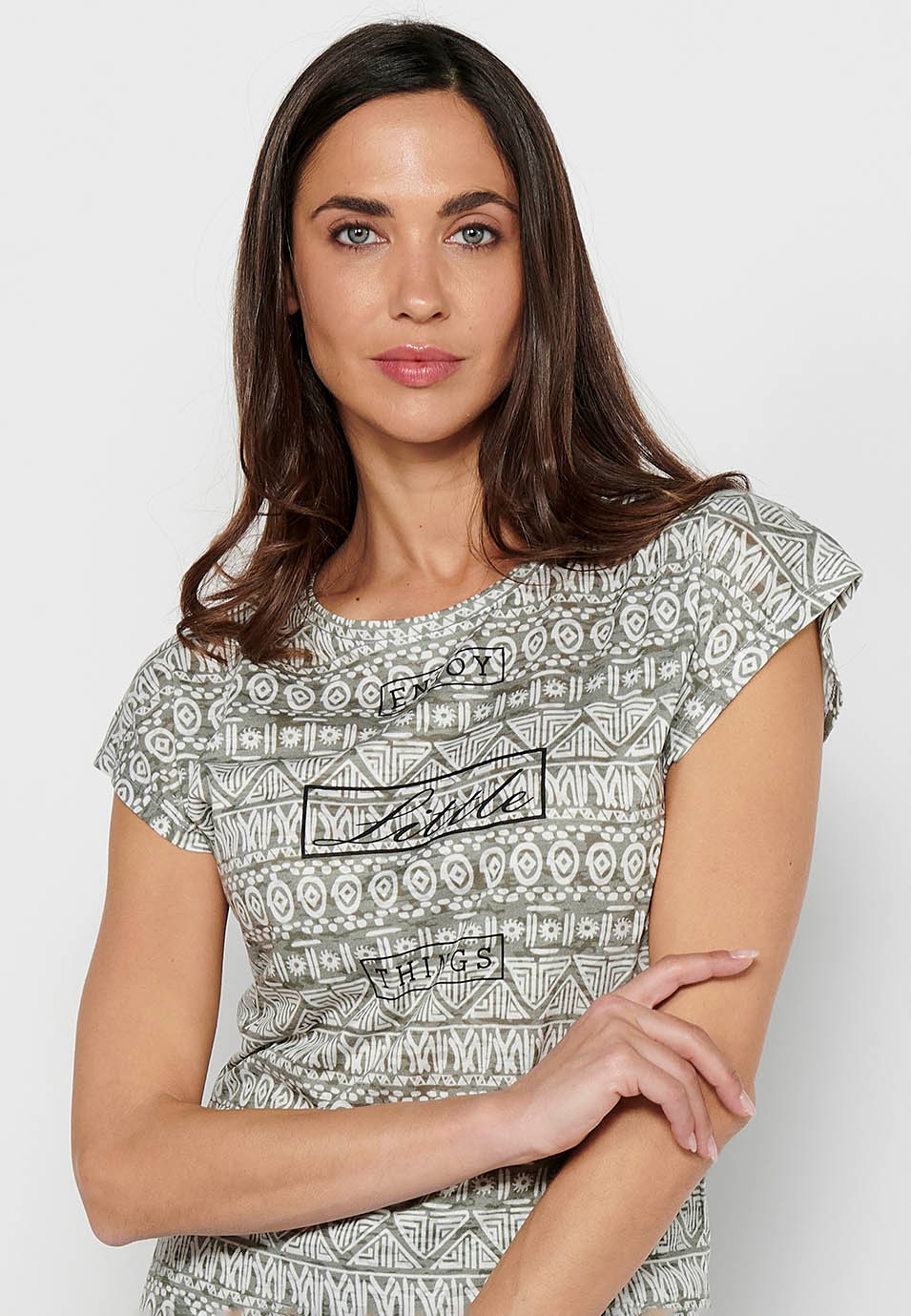 Damen-T-Shirt aus khakifarbenem, bedrucktem Stoff mit Rundhalsausschnitt und kurzen Ärmeln 7