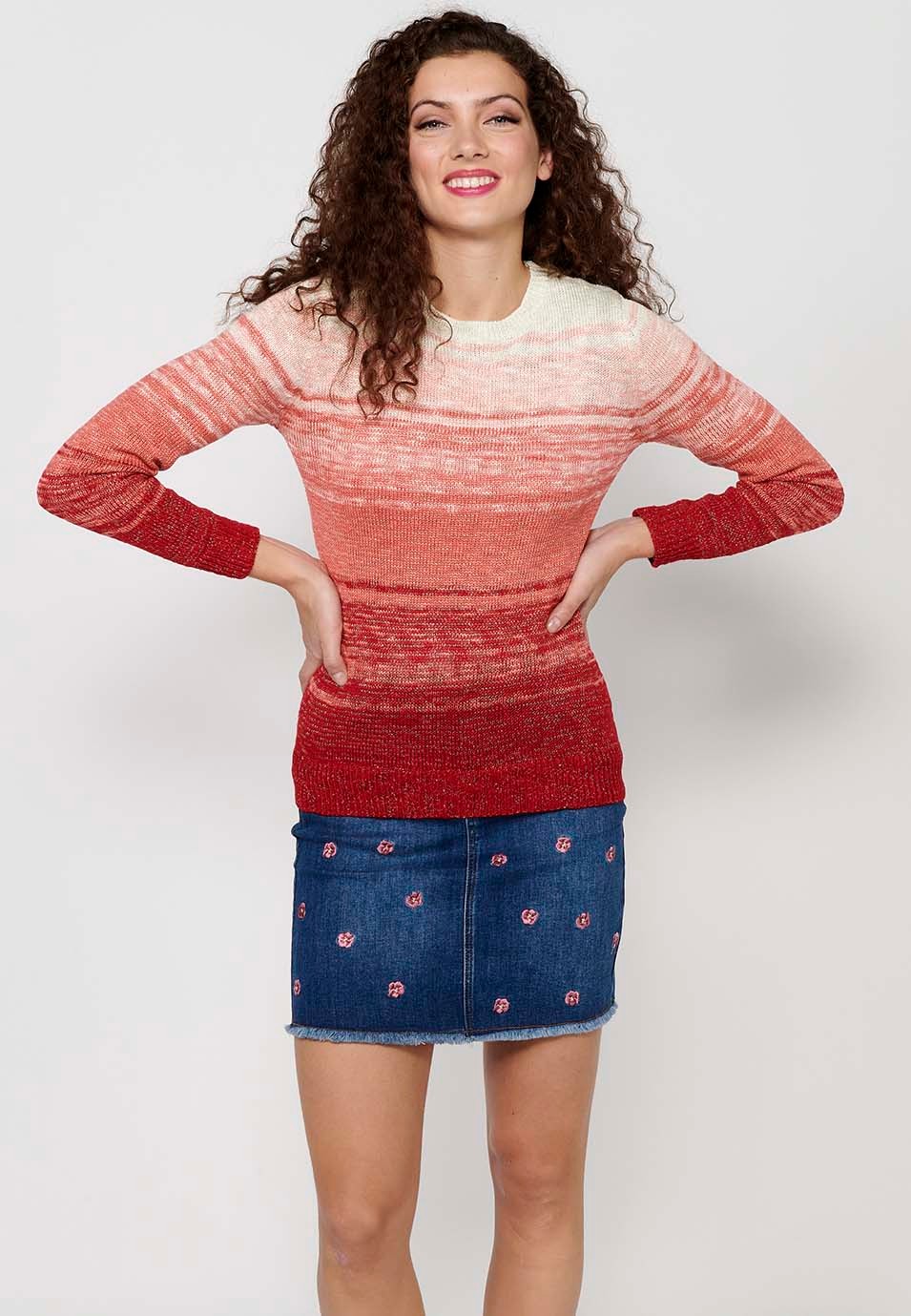 Pull col rond manches longues. Tricot dégradé en deux couleurs de couleur corail pour femme