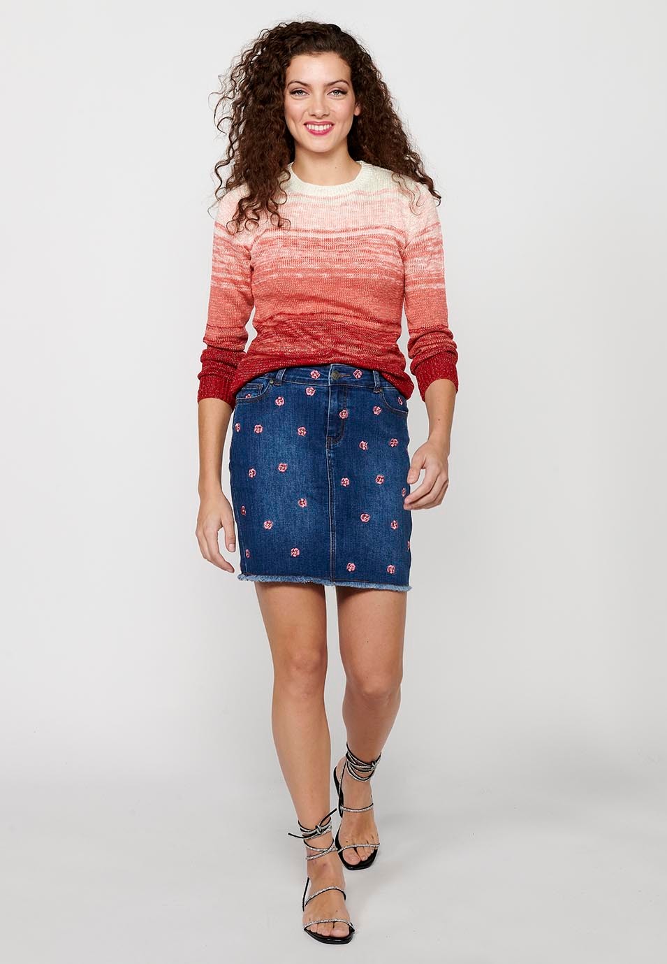 Pullover mit Rundhalsausschnitt und langen Ärmeln. Farbverlaufstrikot in zwei Korallenfarben für Damen 1