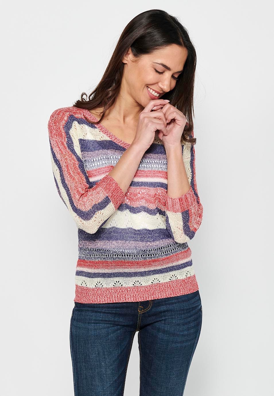 Pullover mit mittellangen Ärmeln und V-Ausschnitt. Mehrfarbig gestreiftes, durchbrochenes Trikot für Damen
