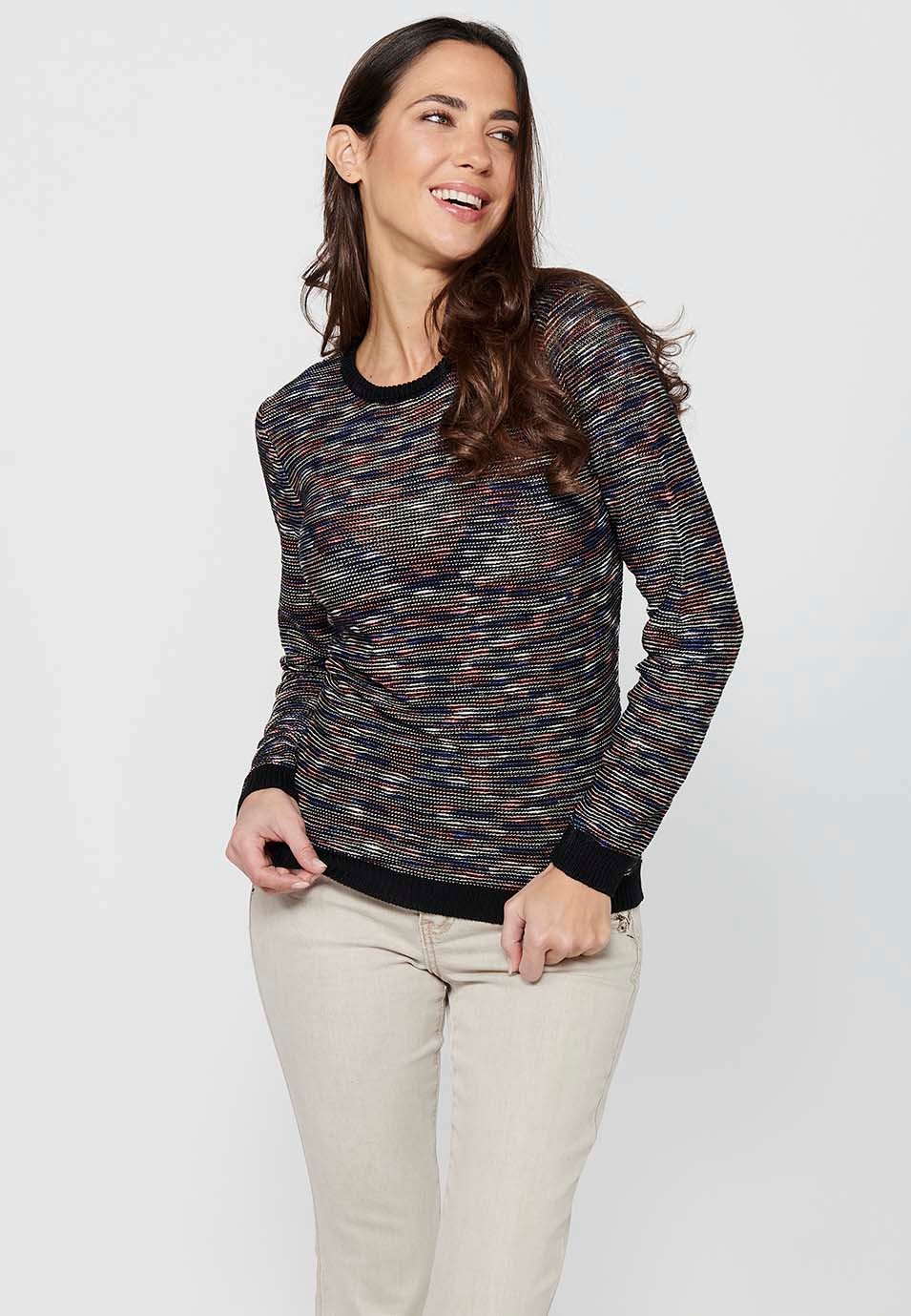 Pull à manches longues et col rond. Tricot rayé multicolore pour femme