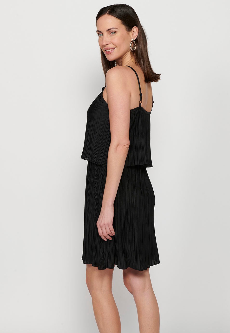 Short strap dress with pleated fabric and rubberized waist cut in a black layer for Women 4