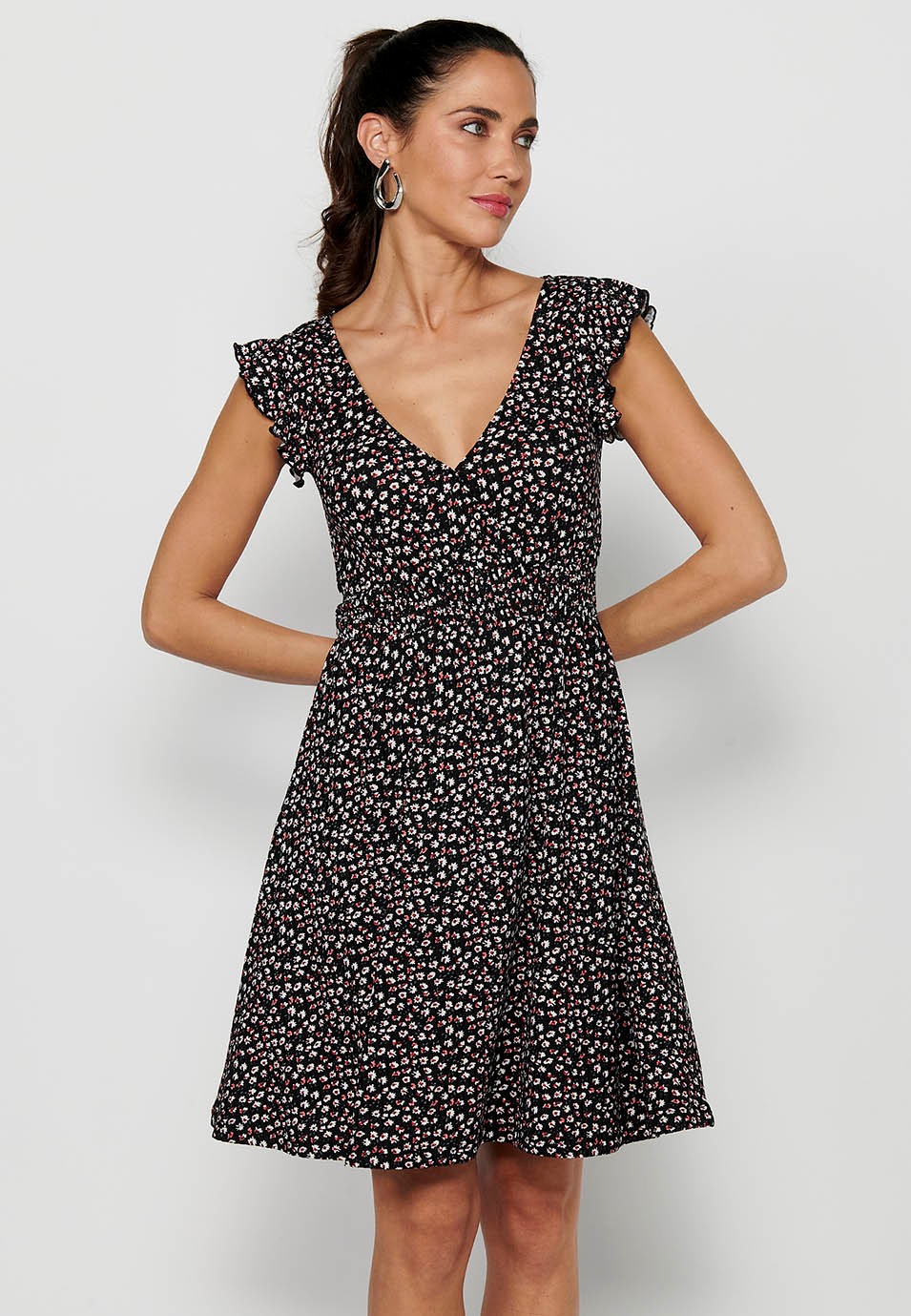 Kurzärmeliges Kleid mit gekreuztem V-Ausschnitt und Blumendruck mit taillierter gummierter Taille in Schwarz für Damen 2