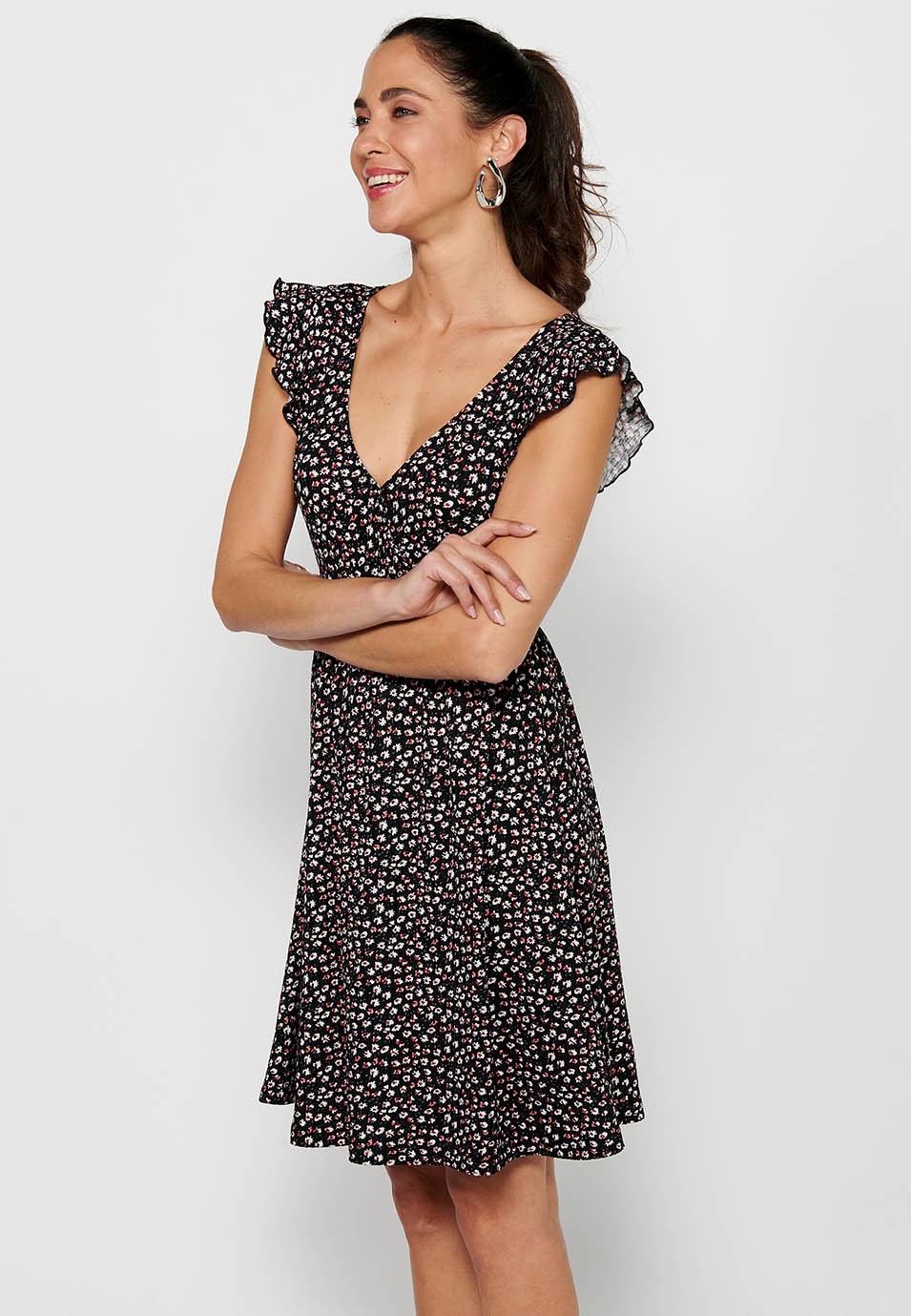 Kurzärmeliges Kleid mit gekreuztem V-Ausschnitt und Blumendruck mit taillierter gummierter Taille in Schwarz für Damen 3