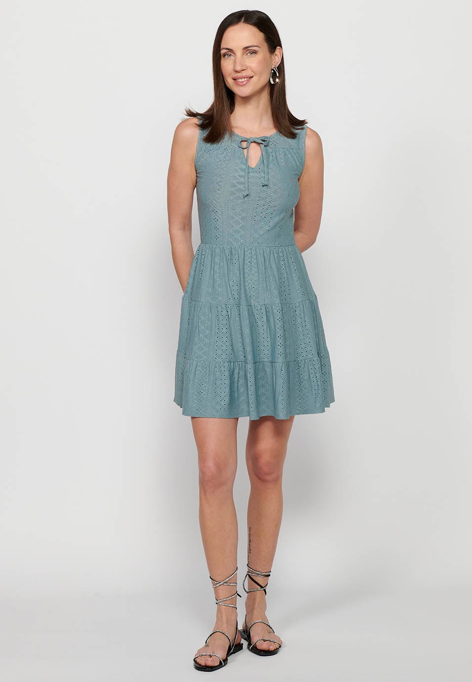 Vestido corto sin magas con tela texturizada y cuello redondo con abertura con cintura ajustada con goma de color verde para mujer | Moda Actual