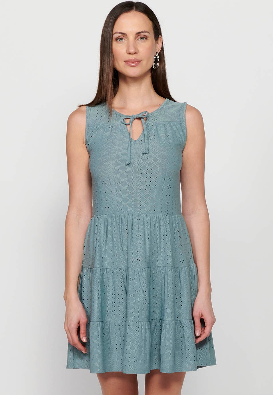 Vestido corto sin magas con tela texturizada y cuello redondo con abertura con cintura ajustada con goma de color verde para mujer | Moda Actual