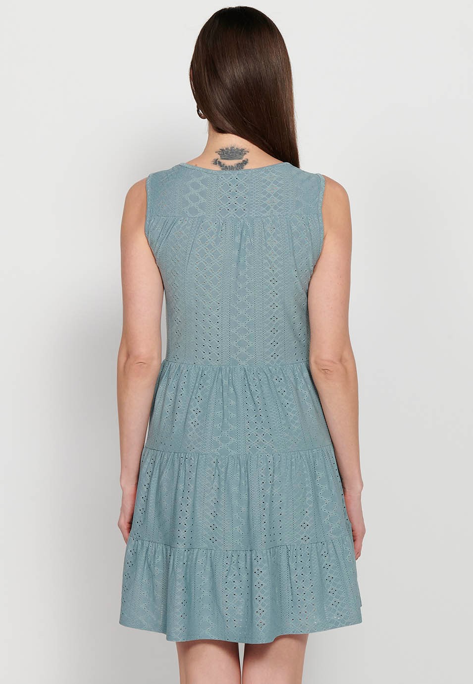 Vestido corto sin magas con tela texturizada y cuello redondo con abertura con cintura ajustada con goma de color verde para mujer | Moda Actual