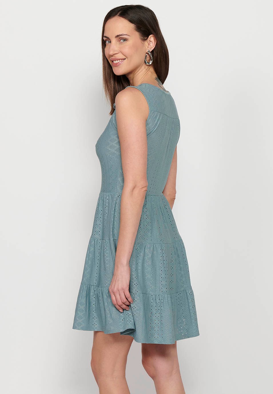 Vestido corto sin magas con tela texturizada y cuello redondo con abertura con cintura ajustada con goma de color verde para mujer | Moda Actual