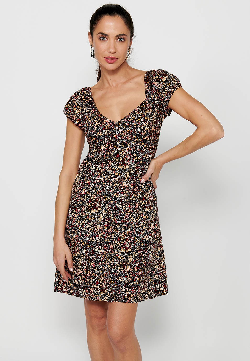 Damen-Kleid mit mehrfarbigem Blumendruck, kurzen Ärmeln, gerafftem Ausschnitt und Reißverschluss hinten 5