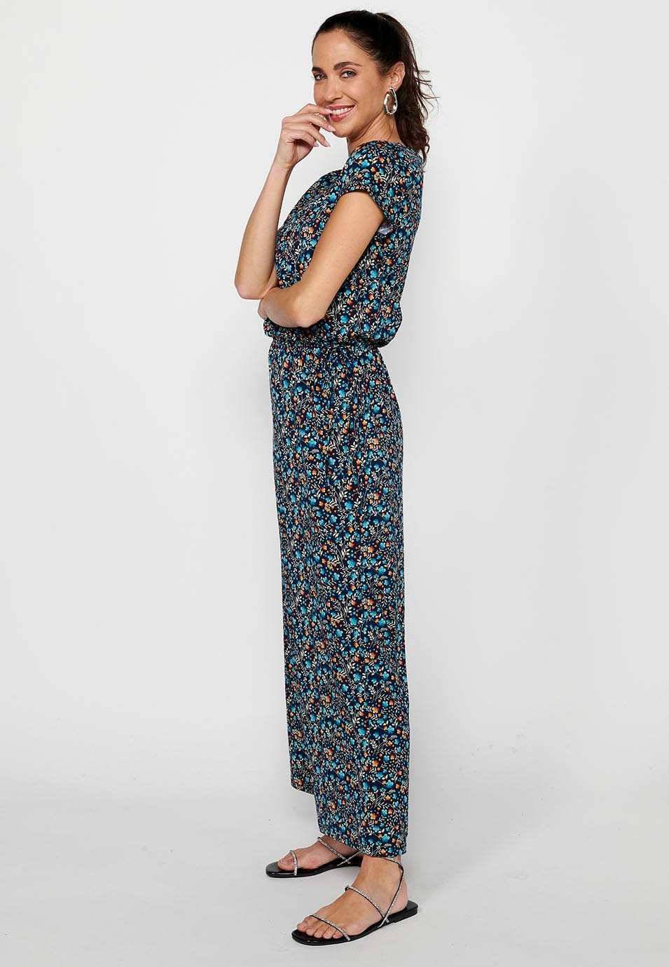 Mono pantalón de manga corta con escote pico cruzado y ajustado en cintura con goma de color multicolor para mujer | Moda Actual 3