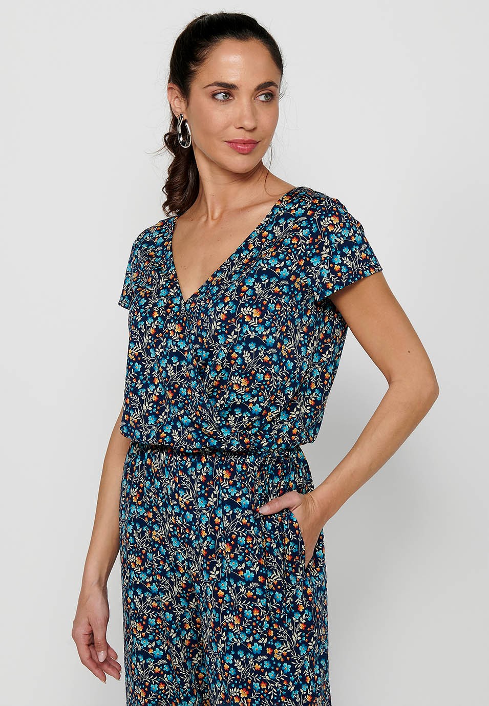 Mono pantalón de manga corta con escote pico cruzado y ajustado en cintura con goma de color multicolor para mujer | Moda Actual 7