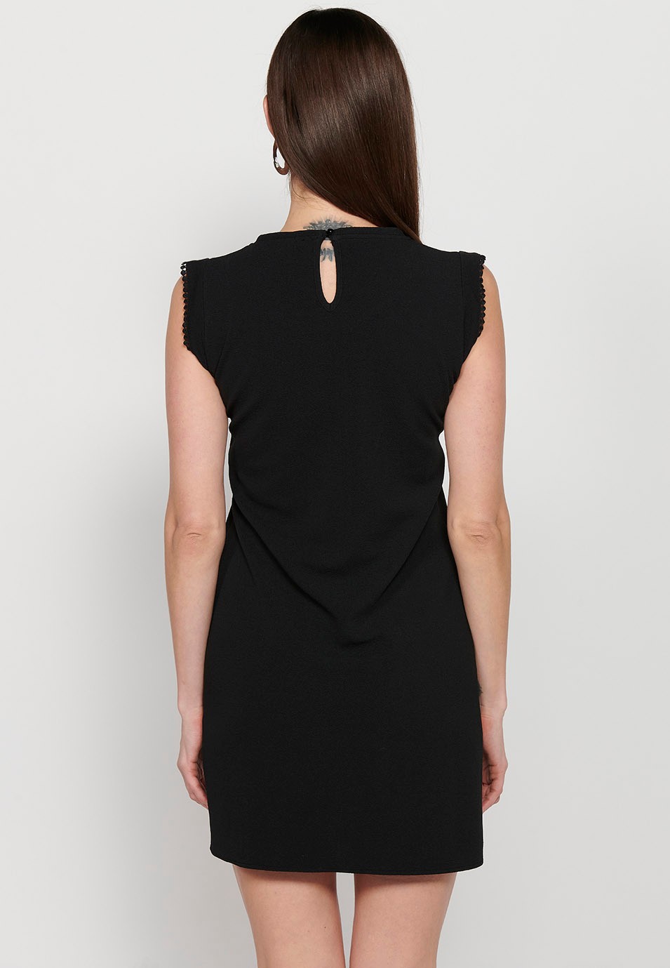 Kurzes Kleid mit halben Ärmeln und Detail mit Rundhalsausschnitt und Rückenverschluss mit Knopf in Schwarz für Damen 4