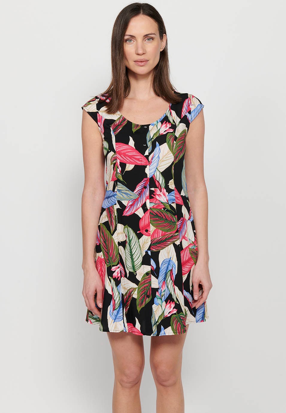 Mehrfarbiges, kurzärmliges, kurzes Damenkleid mit tropischem Aufdruck und Knopfverschluss vorne im Hemdstil 6