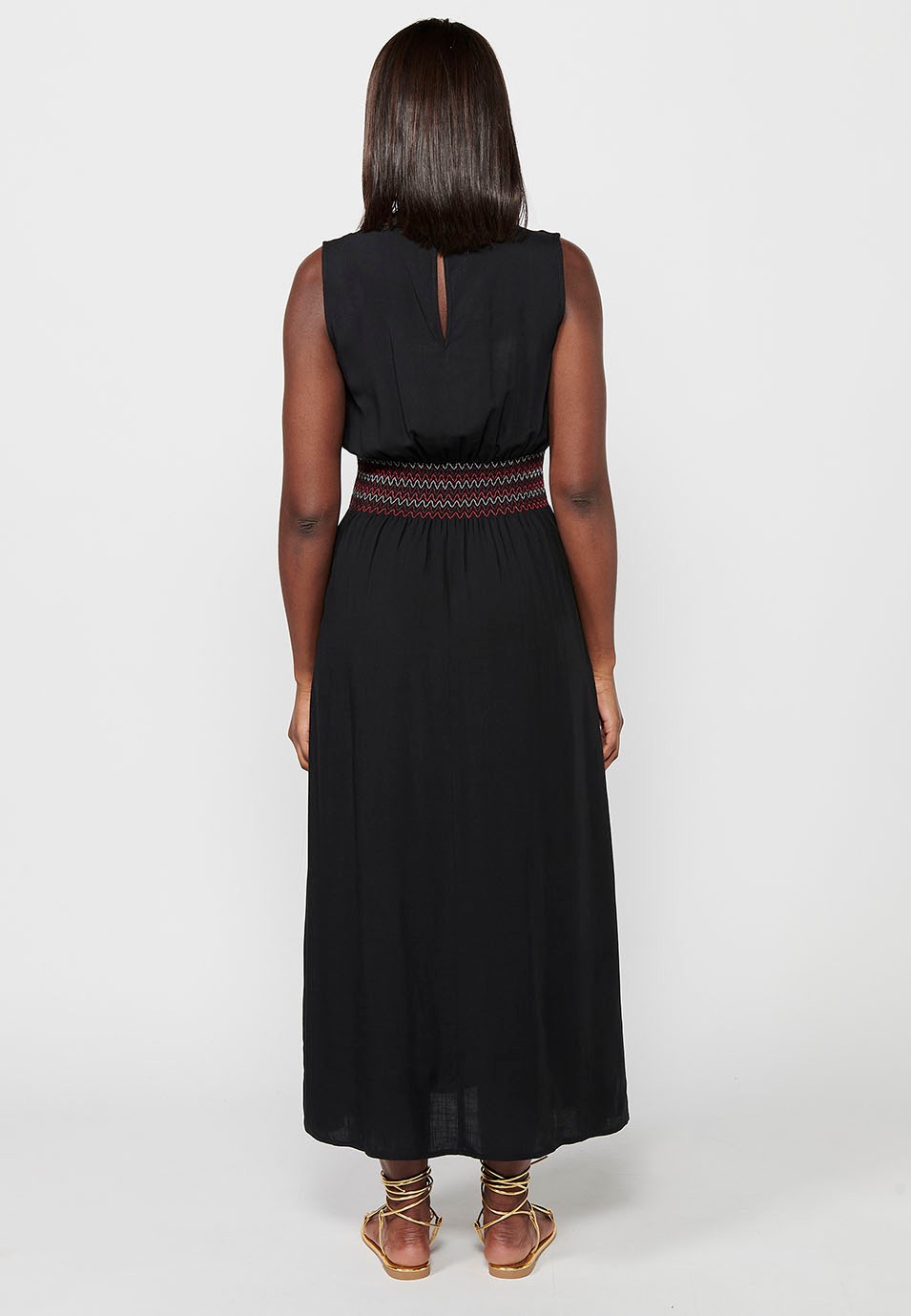 Robe longue sans manches, décolleté en V, taille caoutchoutée, coloris noir pour femme