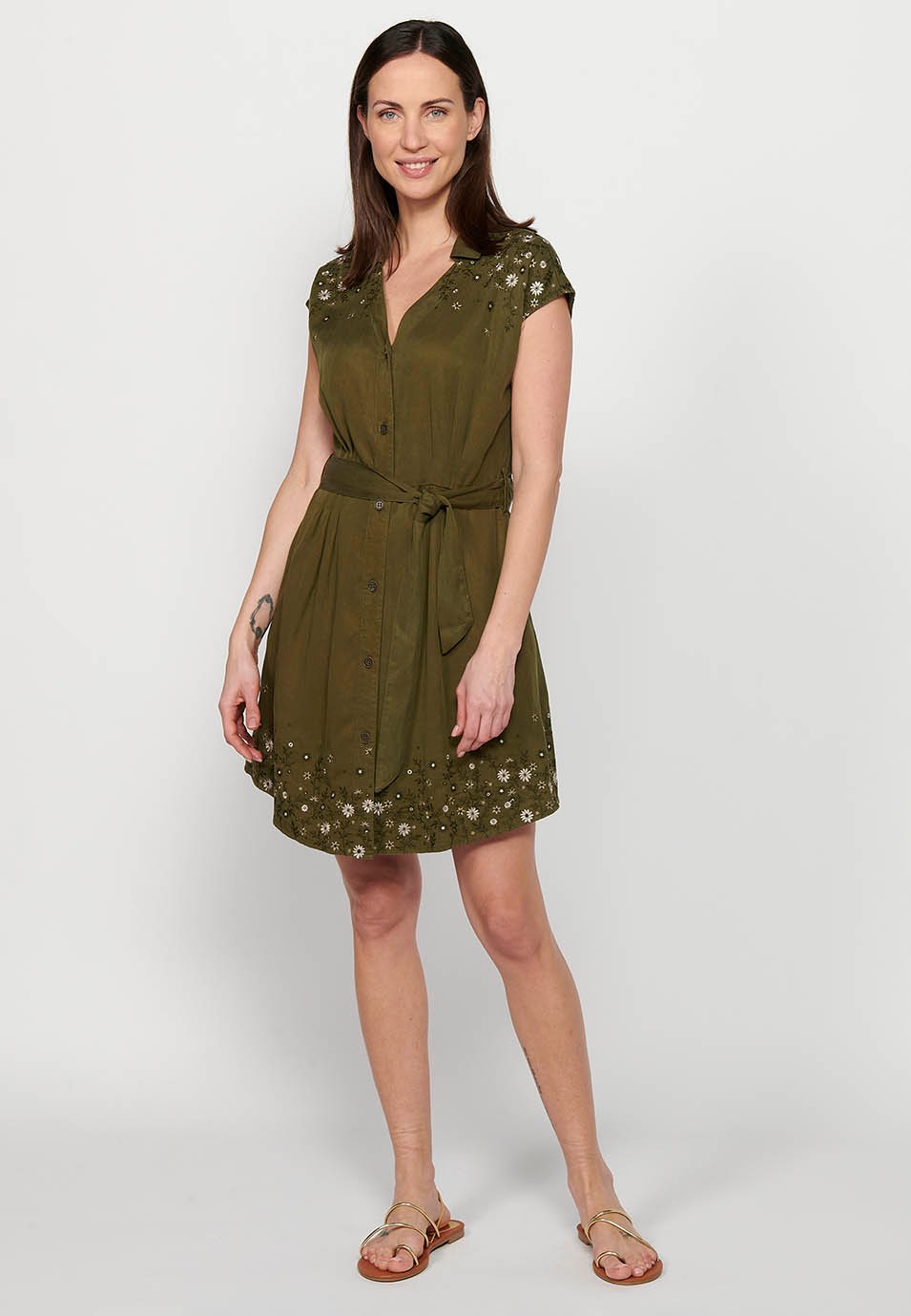 Robe midi à manches courtes avec encolure en V et fermeture boutonnée sur le devant, ajustée à la taille avec détails brodés de couleur Kaki pour Femme