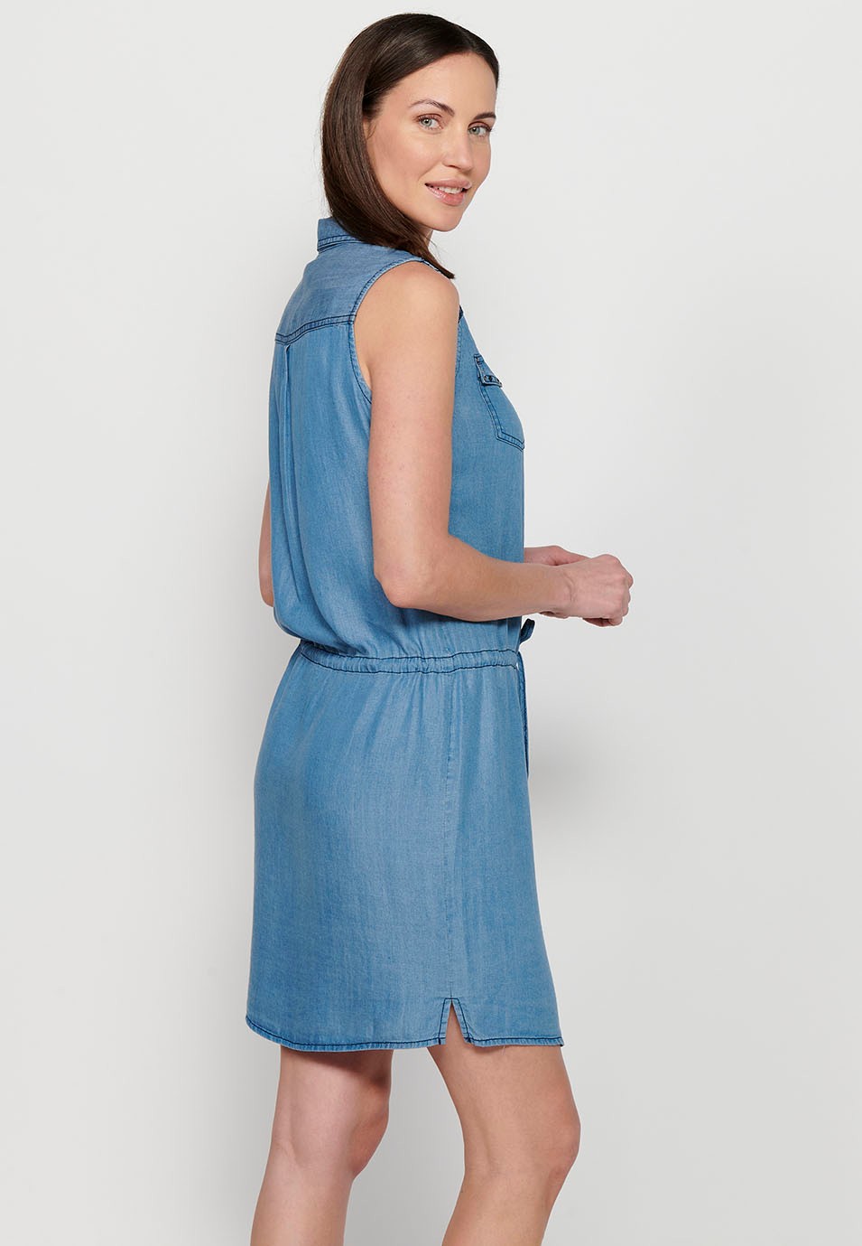 Robe midi sans manches avec fermeture sur le devant avec boutons et détails brodés, serrée à la taille en Bleu pour Femme 6