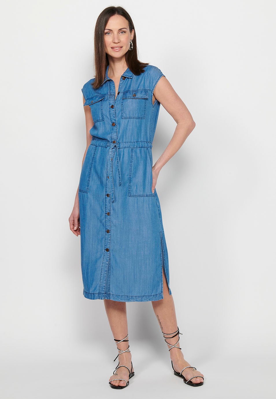 Ärmelloses, langes Damenkleid im Hemdstil mit verstellbarer Taille, Kordelzug und Knopfverschluss vorne in Blau