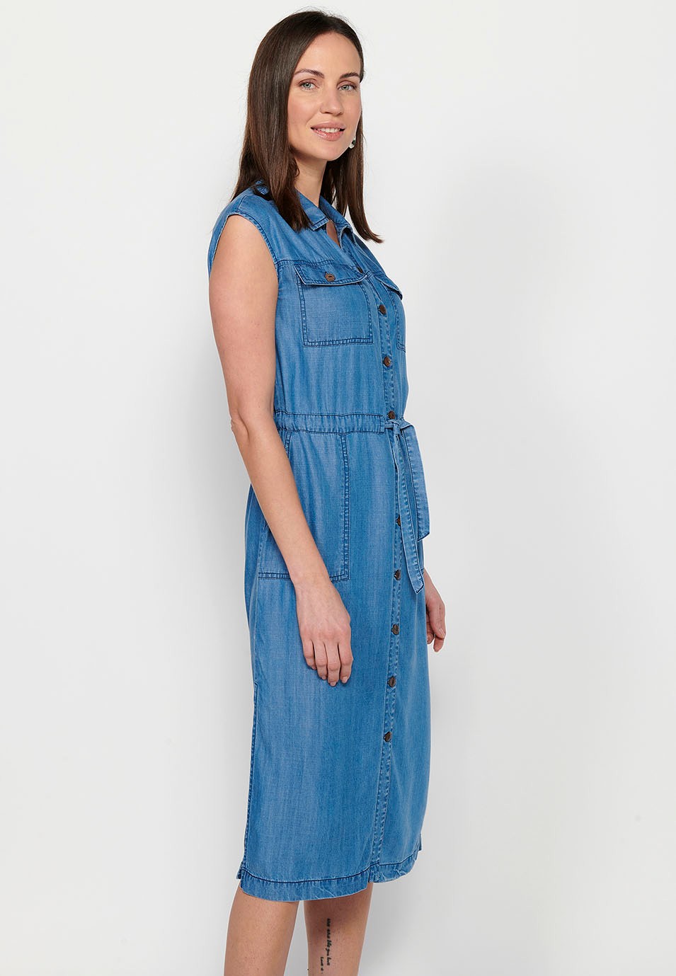 Ärmelloses, langes Damenkleid im Hemdstil mit verstellbarer Taille, Kordelzug und Knopfverschluss vorne in Blau 2