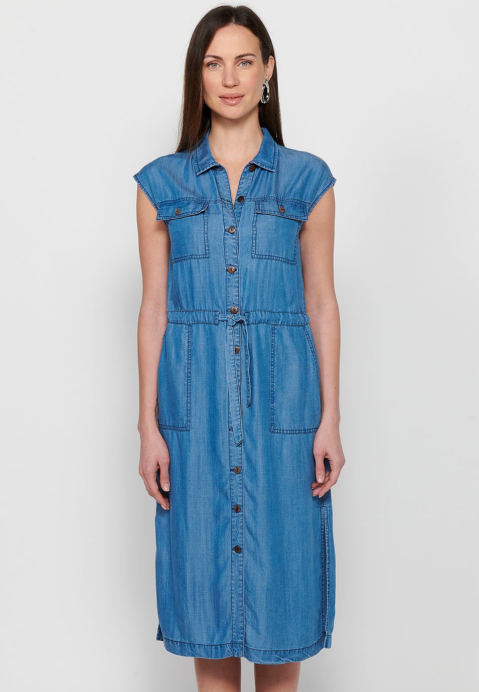 Ärmelloses, langes Damenkleid im Hemdstil mit verstellbarer Taille, Kordelzug und Knopfverschluss vorne in Blau 4