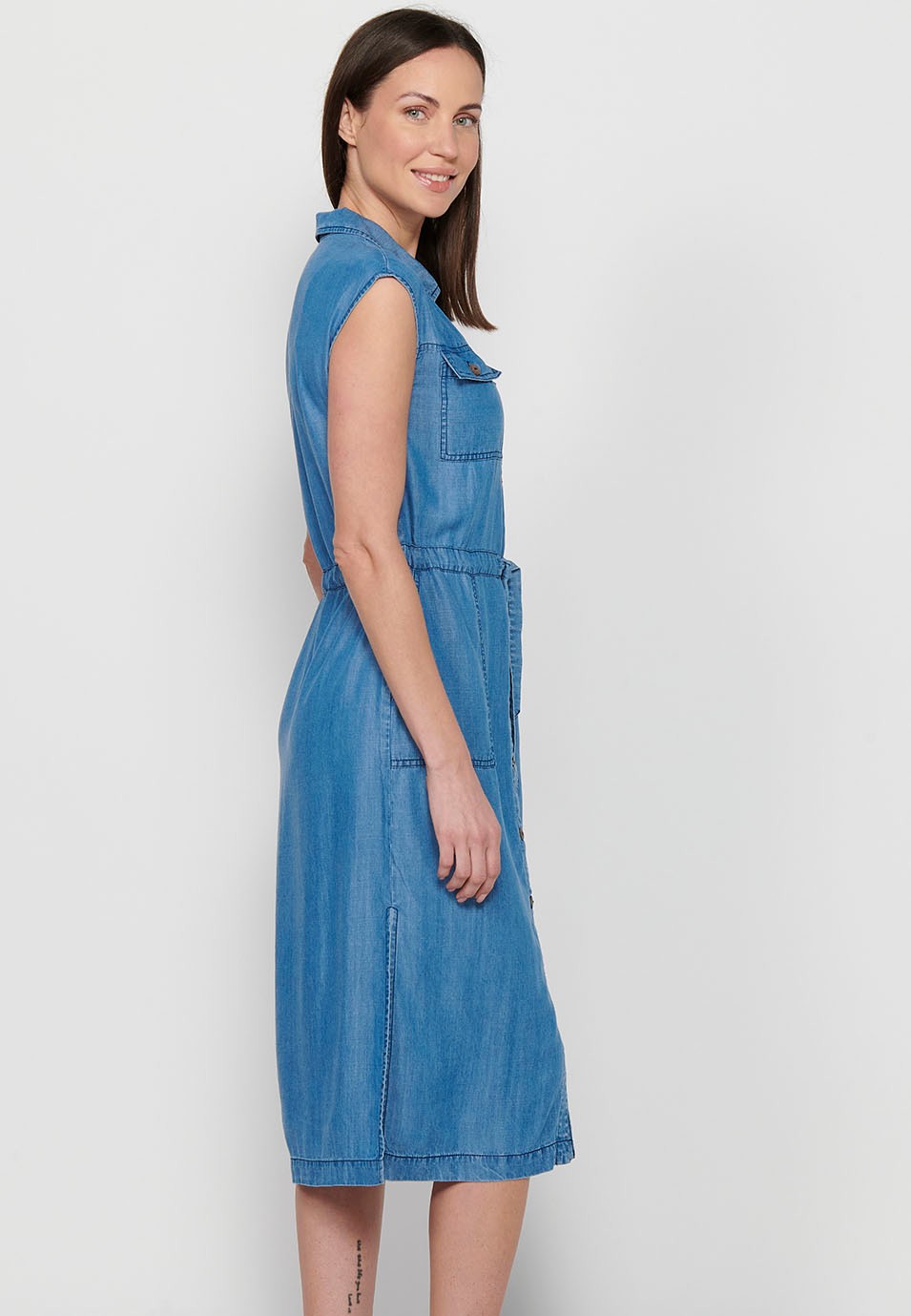 Robe longue de style chemise sans manches pour femmes, avec taille réglable, cordon de serrage et fermeture boutonnée sur le devant, en bleu 1