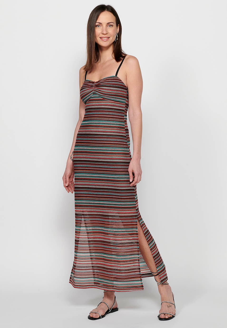 Langes Damenkleid mit verstellbaren Trägern aus durchbrochenem Stoff mit mehrfarbigem Futter