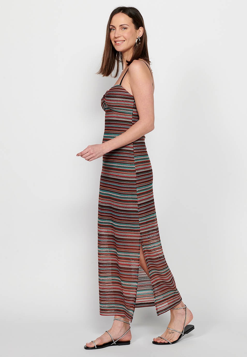 Langes Damenkleid mit verstellbaren Trägern aus durchbrochenem Stoff mit mehrfarbigem Futter 6