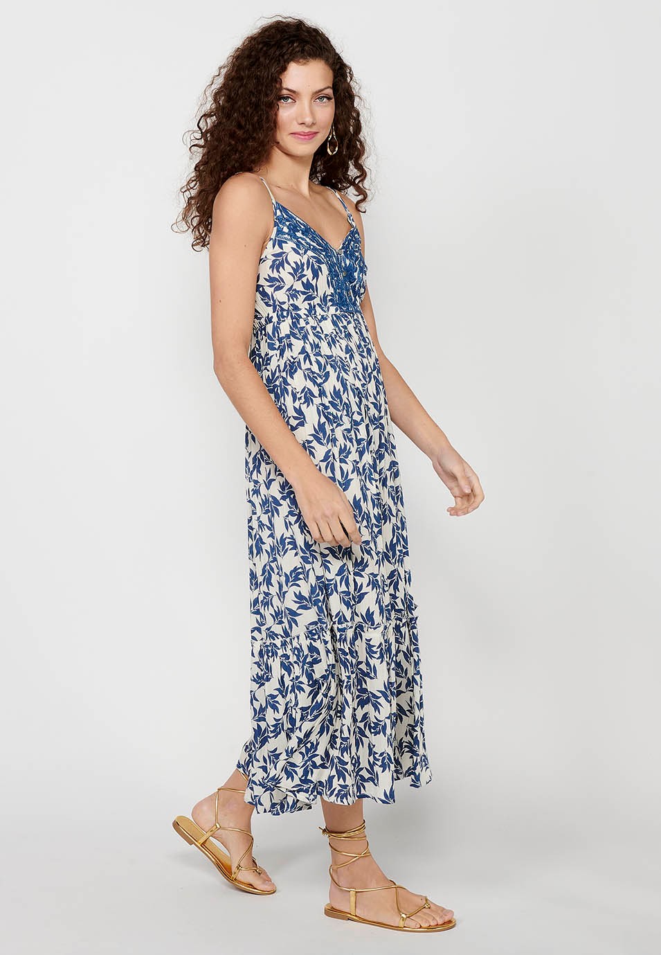 Langes Kleid mit verstellbaren Trägern mit Blumendruck und gestickten Details sowie blauen Knöpfen vorne für Damen 5
