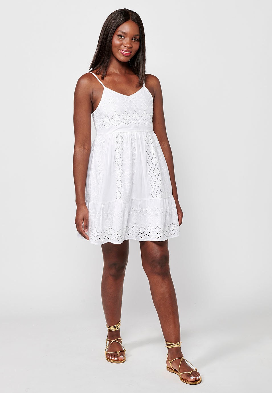 Vestido de tiantes, cuello v, tela bordada, color blanco para mujer | Moda Actual