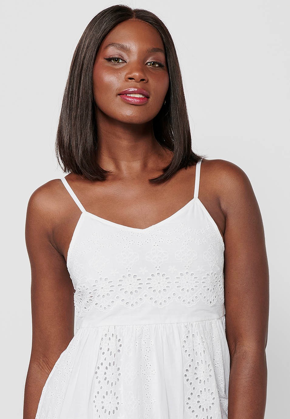 Vestido de tiantes, cuello v, tela bordada, color blanco para mujer | Moda Actual