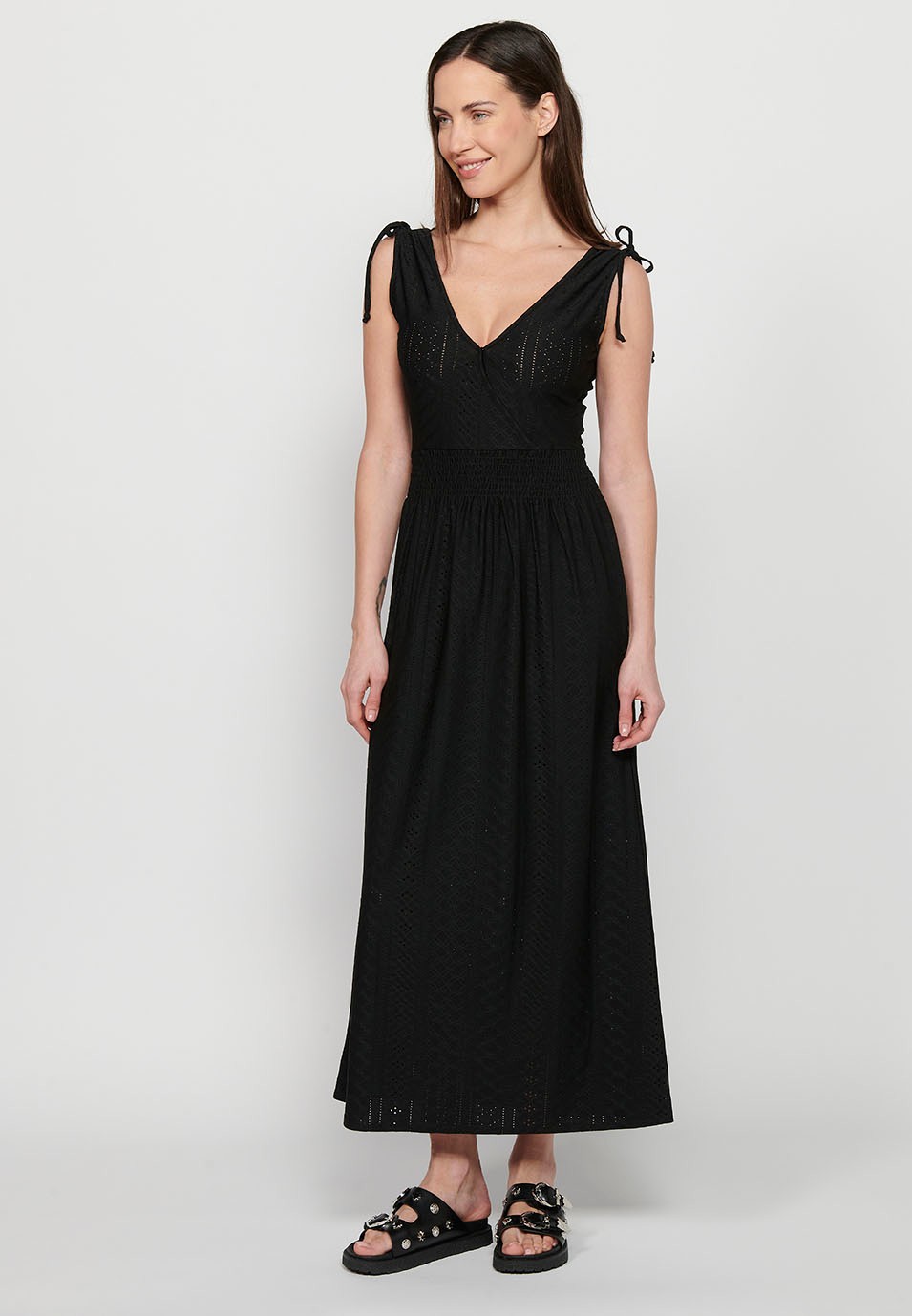 Langes Kleid mit gerafften Schulterträgern und gummierter Taille mit gekreuztem V-Ausschnitt in Schwarz für Damen