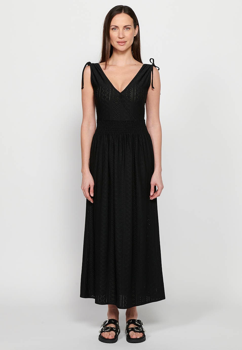 Langes Kleid mit gerafften Schulterträgern und gummierter Taille mit gekreuztem V-Ausschnitt in Schwarz für Damen 1