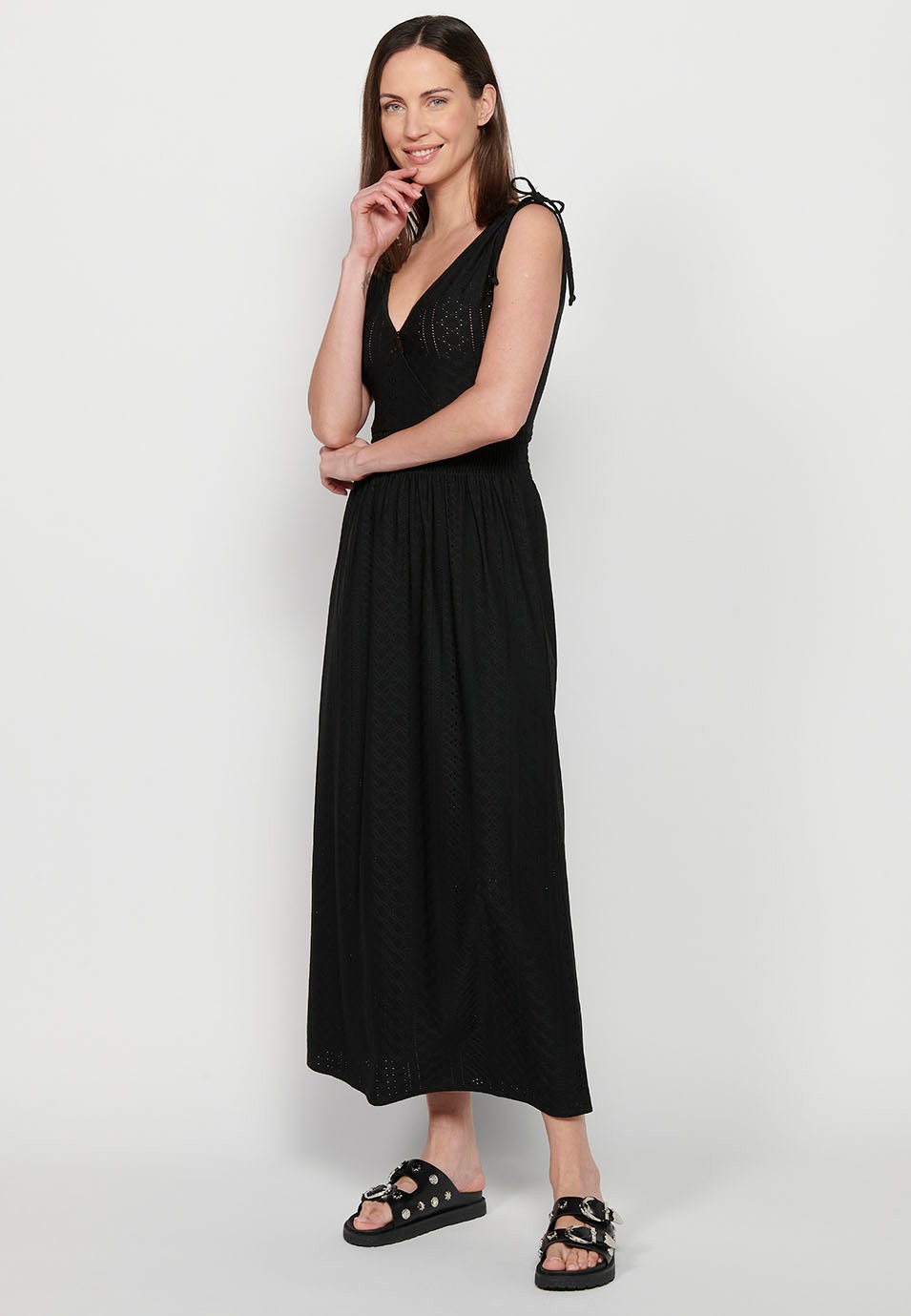 Langes Kleid mit gerafften Schulterträgern und gummierter Taille mit gekreuztem V-Ausschnitt in Schwarz für Damen 4