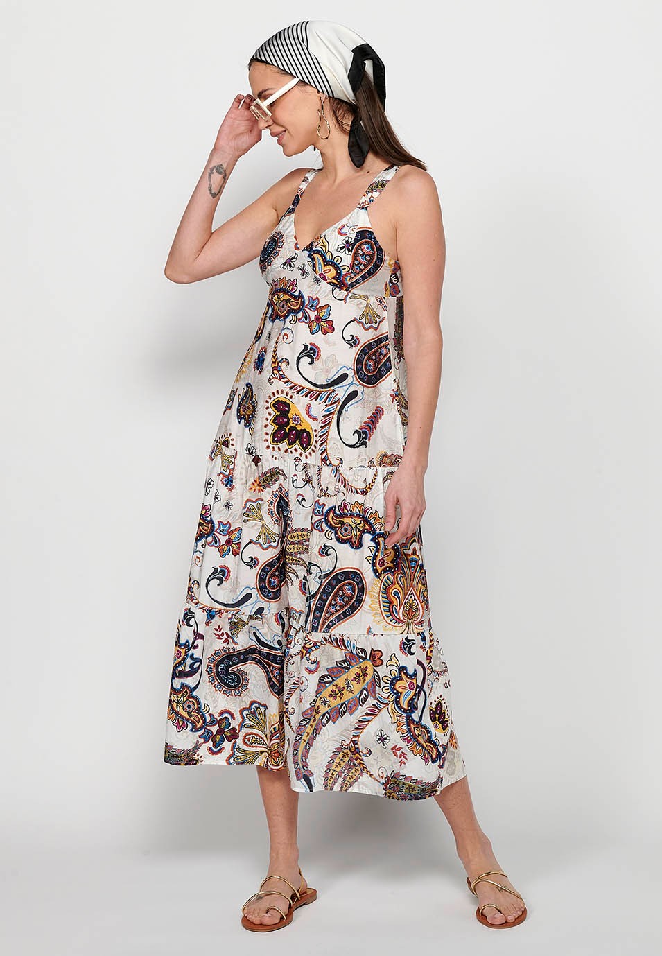 Langes Kleid mit breiten Trägern mit Rüschen und V-Ausschnitt mit mehrfarbigem Blumendruck für Damen