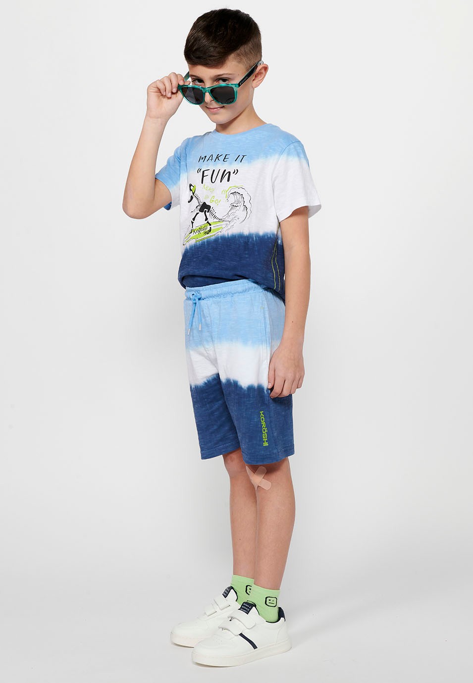 Pantalón corto con Cintura engomada ajustable con cordón y Estampado degradado en tres tonos de Color Azul para Niño