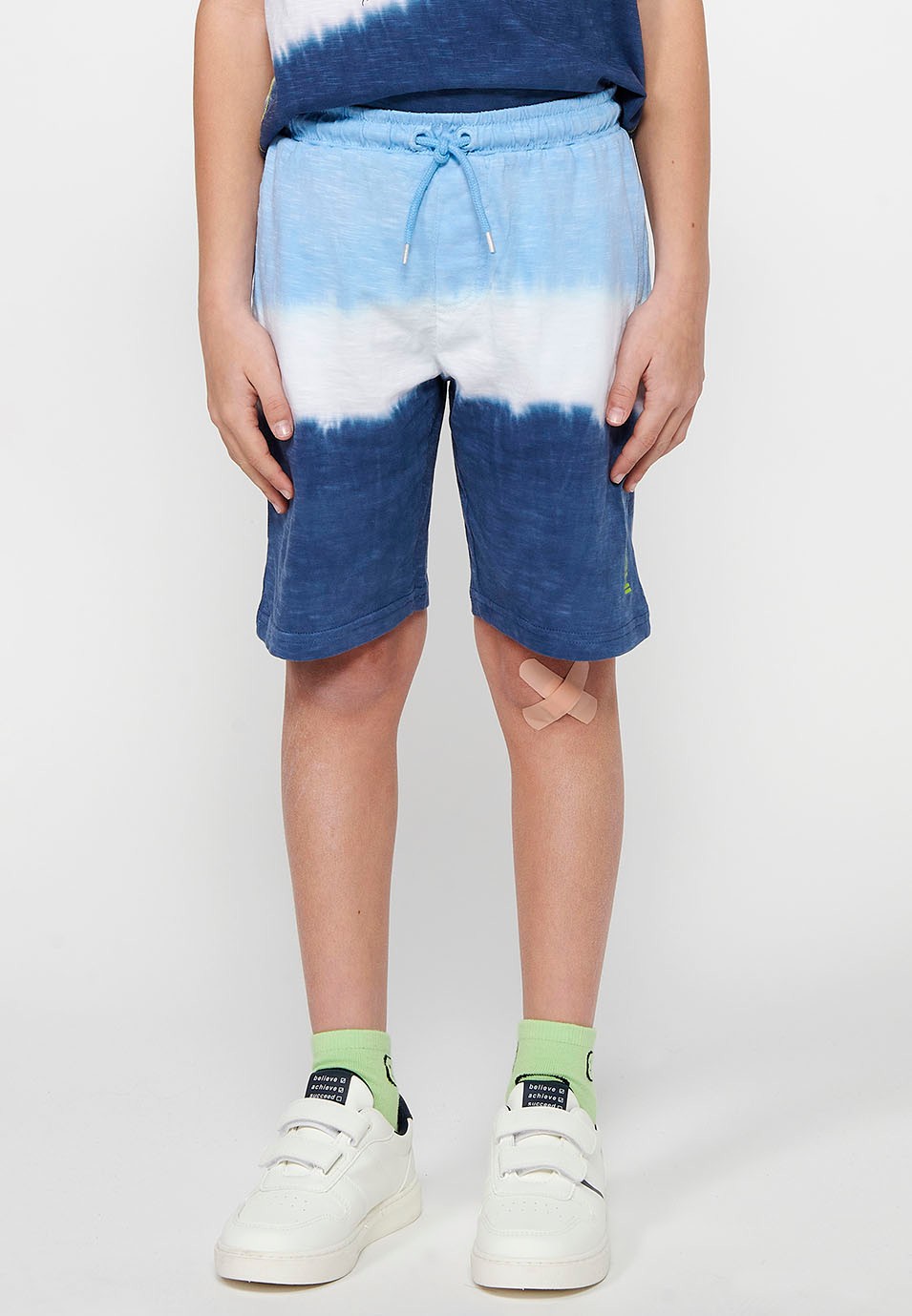 Pantalons curts amb Cintura engomada ajustable amb cordó i Estampat degradat en tres tons de Color Blau per a Nen
