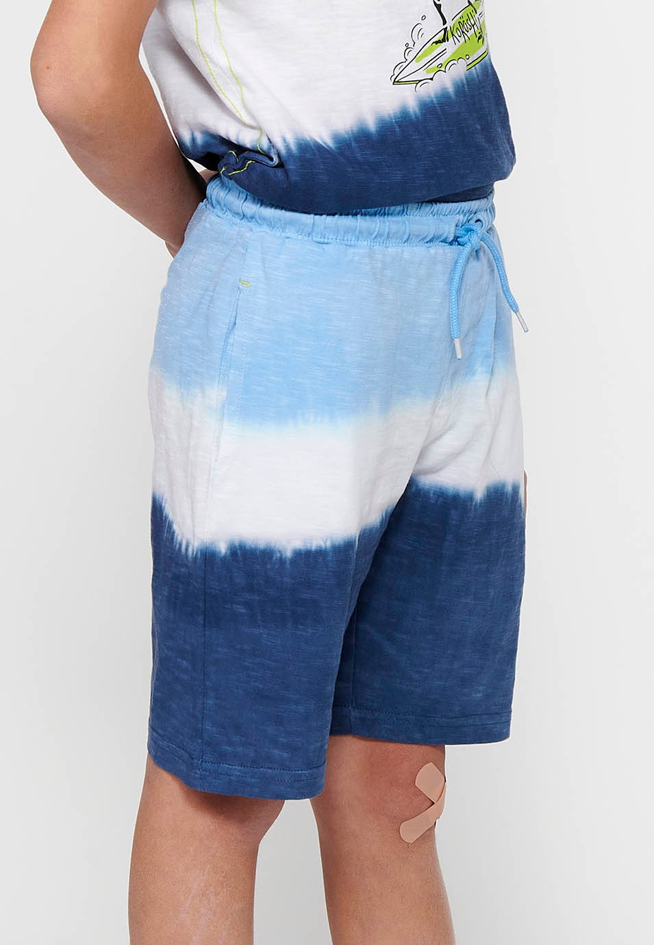 Pantalons curts amb Cintura engomada ajustable amb cordó i Estampat degradat en tres tons de Color Blau per a Nen