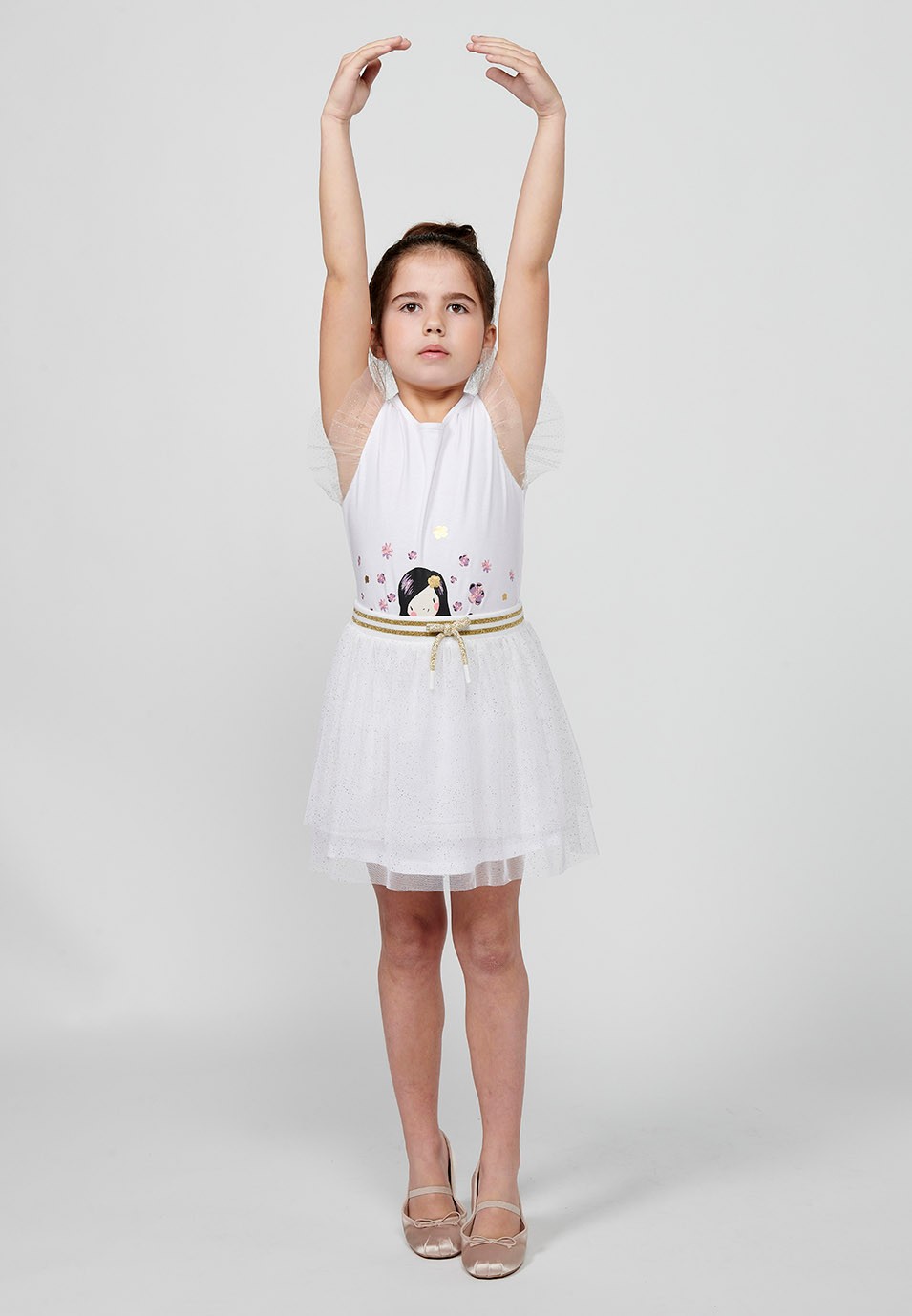 Faldas de tres volantes. Dos Volantes transparentes con topos brillantes y uno interior de algodón. Cintura engomada de Color Blanco para Niña