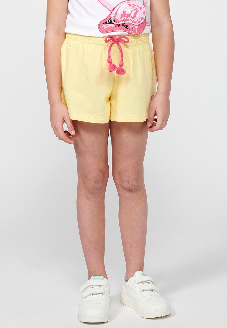 Pack de deux shorts, l'un avec un imprimé floral et les deux avec une large taille élastique et un cordon multicolore pour Fille 2